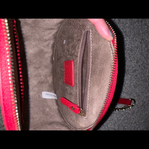TMRW Studio red circle crossbody (100% leather) - Picture 3 of 3